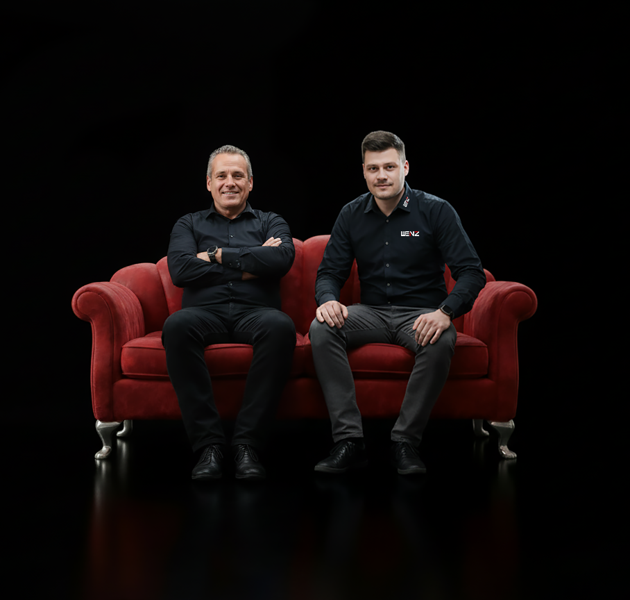 WENZ – Team auf rotem Sofa